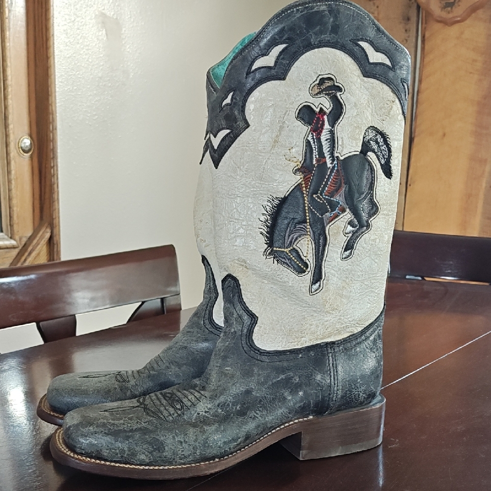Corral Black and White Bronc Rider Brand New